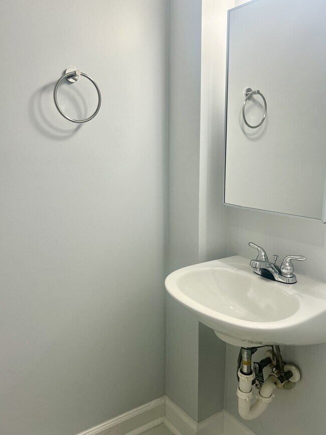 Building Photo - 808 N Streeper St