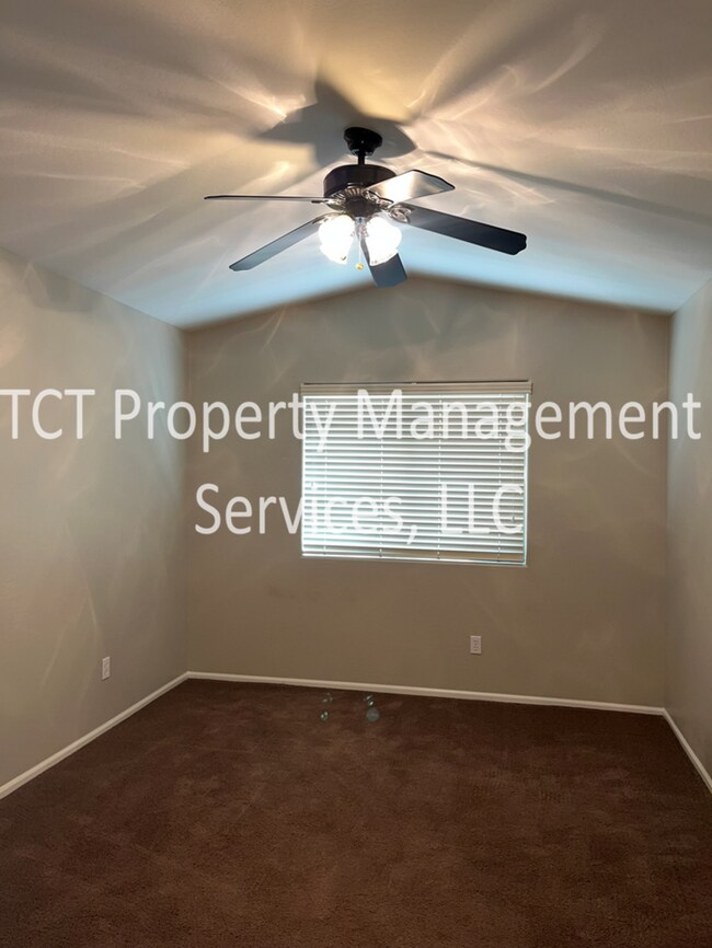 Building Photo - Large Home in Pecan Creek South