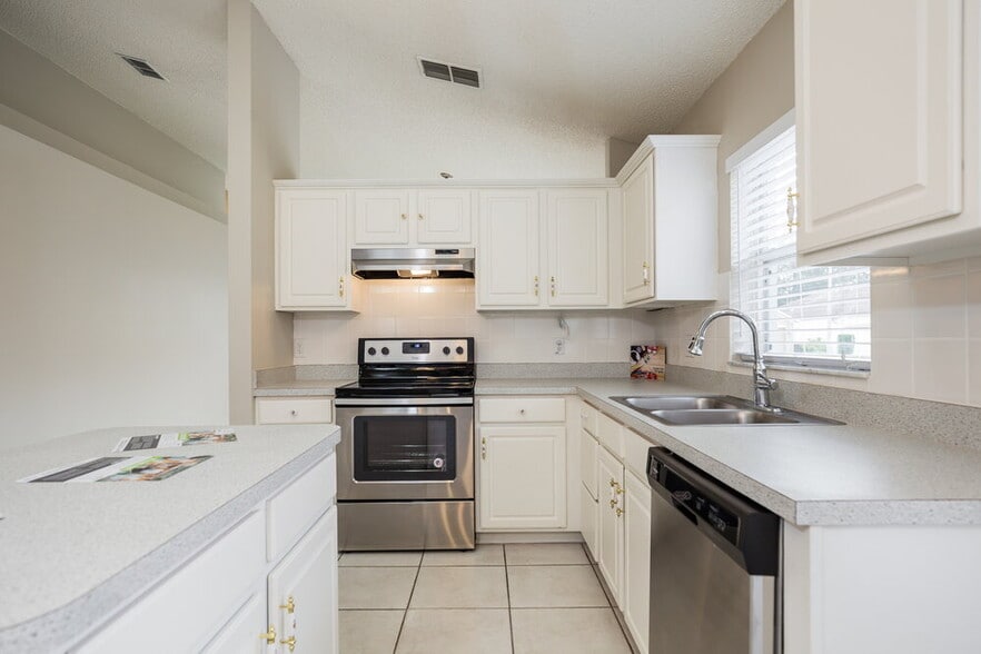 Building Photo - 15833 Pine Lily Ct