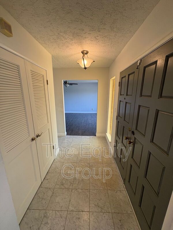 Building Photo - 473 W Deodar Ln