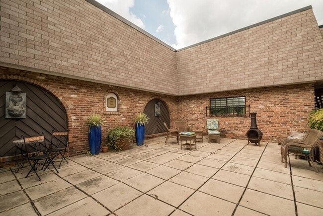 Building Photo - 807 W Trinity Ave