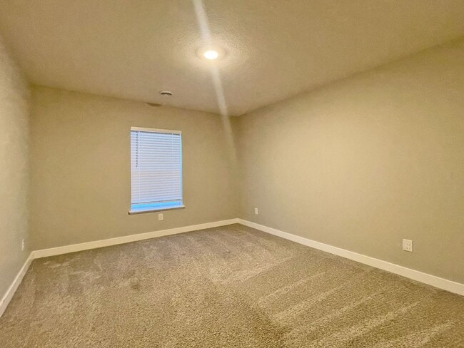 Building Photo - Gorgeous Like-New Home in Copper Hills, Never Rented, Fenced Yard, Huge Family Room, 3-Car Garage...