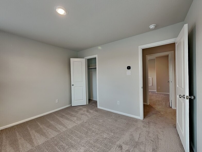 Building Photo - 427 Wydown Dr