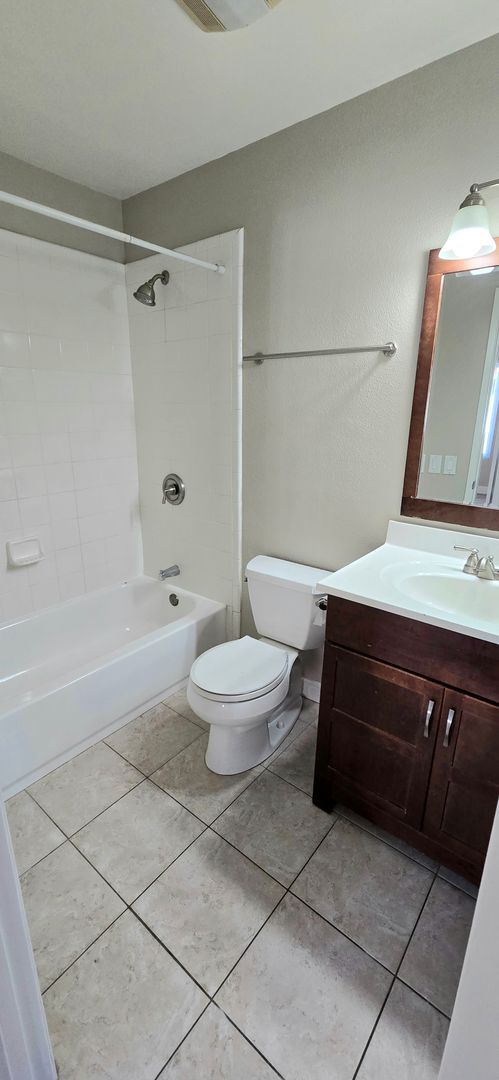 Building Photo - Beautiful upgraded condo in Thousand Oaks!