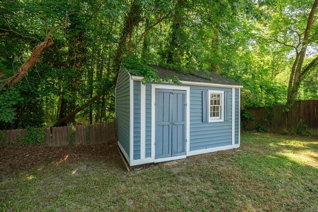 Building Photo - Completely Renovated 4 Bedroom/2 Bath Property off of Staples Mill Rd.! ****Available Beginning o...