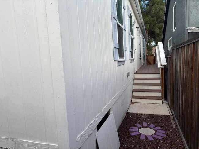 Building Photo - Terrific detached 2/2 Unit with full Priva...