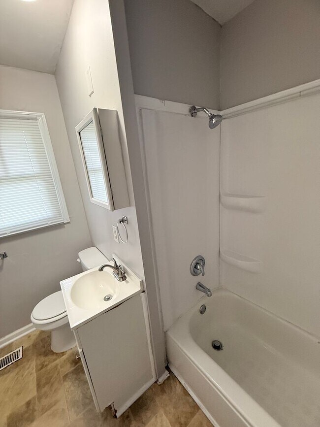 Building Photo - Eagledale - 3 BR home