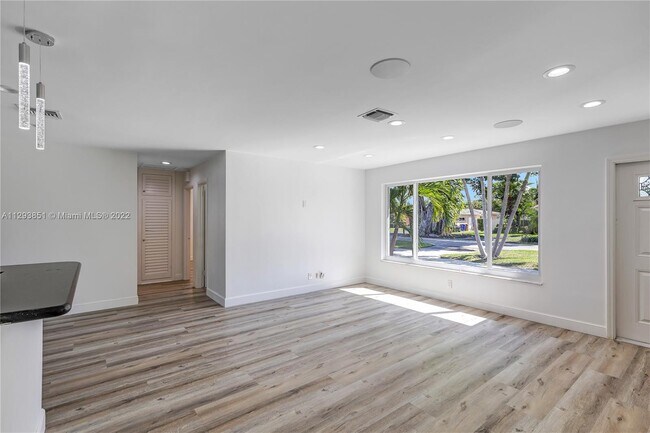 Building Photo - 921 SE 13th Ct