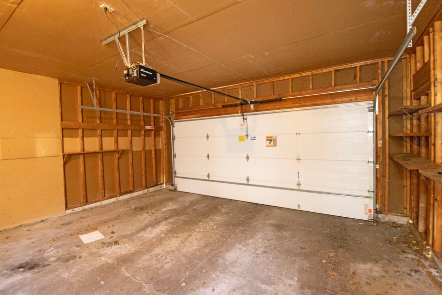 Building Photo - 4215 Sylvia Ln S