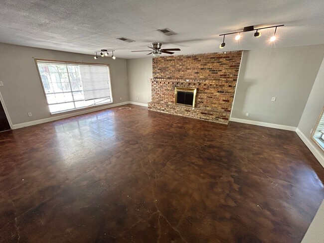 Building Photo - Discover the perfect mix of elegance and c...
