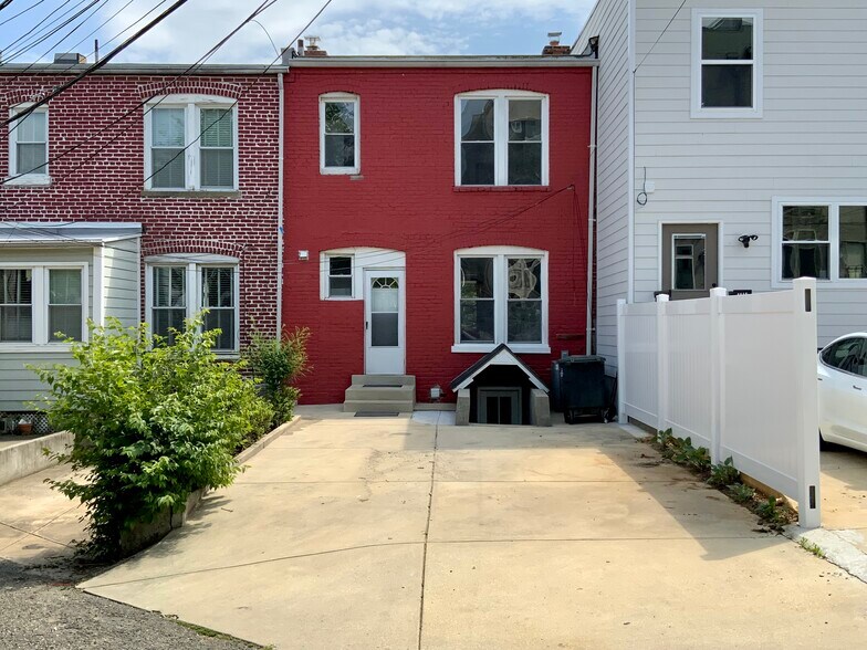 Building Photo - 230 R St NE