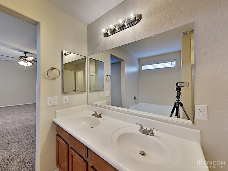 Building Photo - 2405 N 92nd Ln