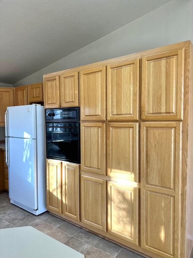 Building Photo - Light & bright single level home in NE Bend!