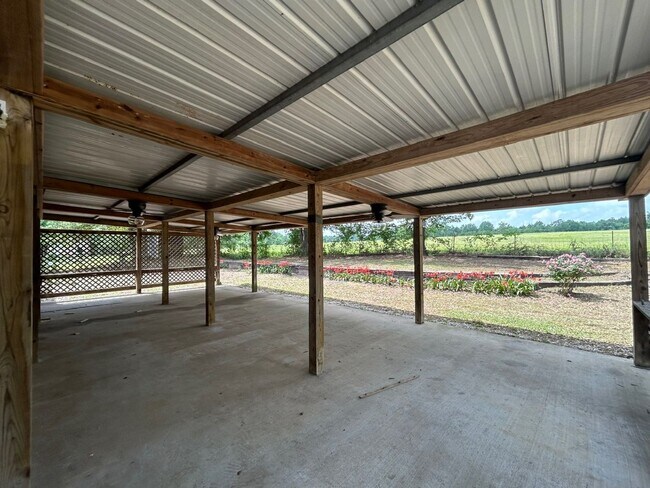 Building Photo - Lakeside Dream Home: Fully Remodeled 4BD/2BA Near Loop 323