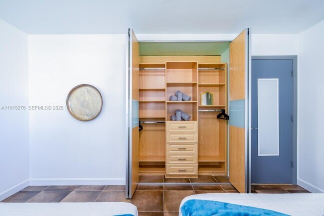 Building Photo - 312 N Luna Ct