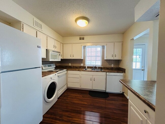 Building Photo - Charming 2 bedroom, 2.5 bathroom townhome in Greensboro w/2 master-suites/community pool