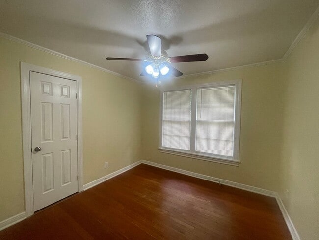 Building Photo - Spacious Inside & Out!