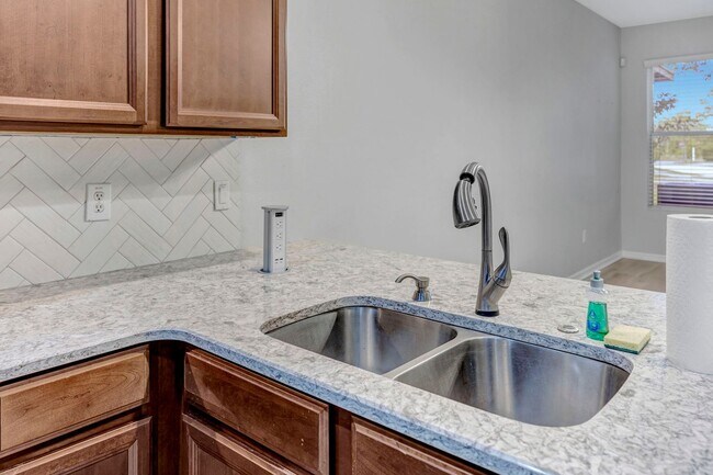 Building Photo - 3 Bedroom 2 Bathroom Townhouse