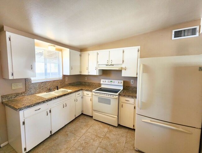 Building Photo - Pending/ Rented - Charming 2 Bed 1 Bath Du...