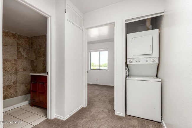 Building Photo - Old Town Scottsdale townhome- 2 bd 2 bath- W/D- Yard