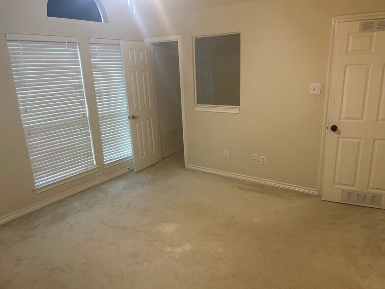 Building Photo - Room in House on Levant Ln