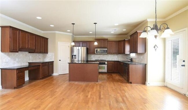 Building Photo - A stunning 5-bedroom, 4-bathroom home in B...
