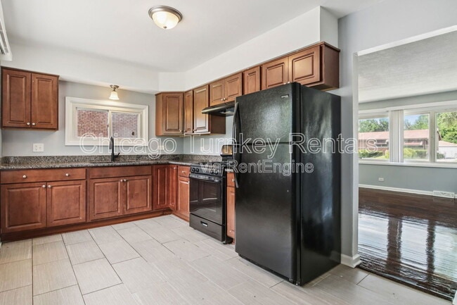 Building Photo - 16019 Circle Dr
