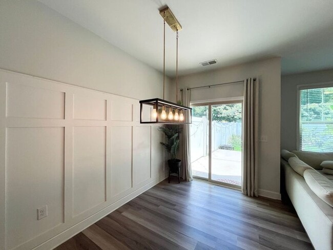 Building Photo - 1005 Longitude Dr