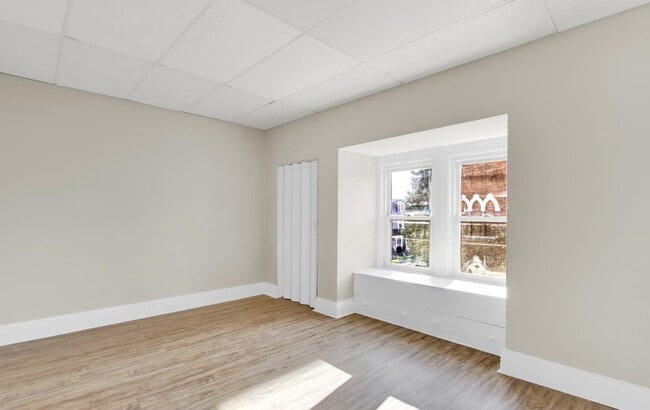 Building Photo - Bright 5 Bedroom, 1.5 Bath Home!