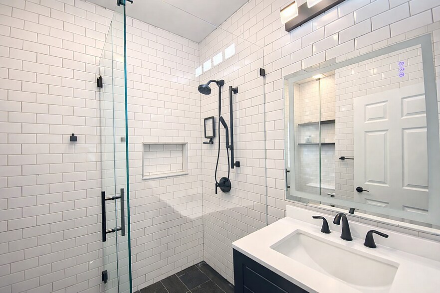 Building Photo - 625 Selkirk St