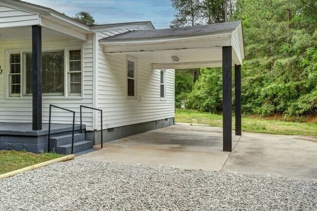 Building Photo - Quiet country living in the middle of it a...