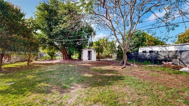 Building Photo - 1610 NW 9th Ct