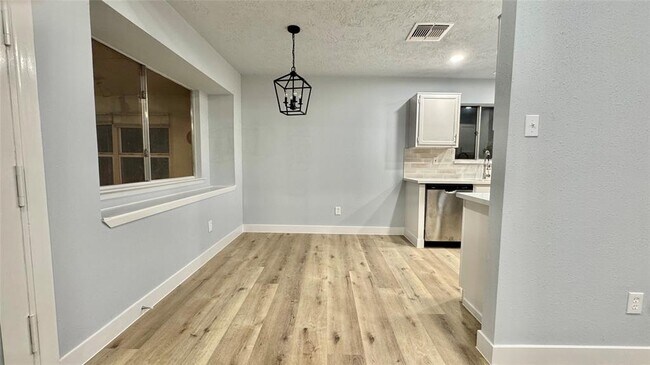 Building Photo - 415 Starborough Dr