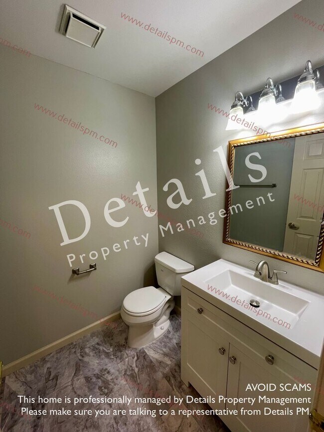 Building Photo - **APPLICATION PENDING** 3 BR bedroom Silverdale Townhouse