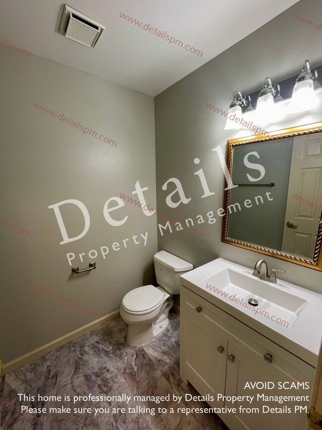 Building Photo - **COMING SOON** 3 BR bedroom Silverdale Townhouse