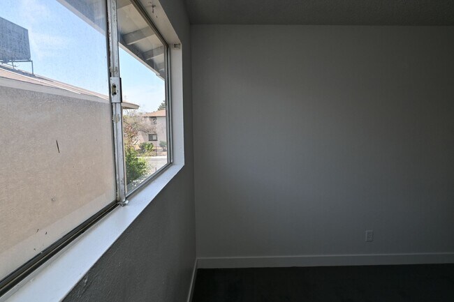 Building Photo - 2 Bedroom Apartment -Las Vegas -NO PETS -1...