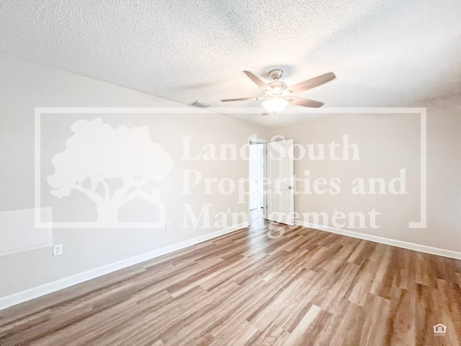 Building Photo - 2926 Forestgreen Dr S