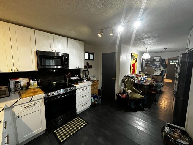 Building Photo - Pendleton Heights 4BR—Updated Historic Cha...
