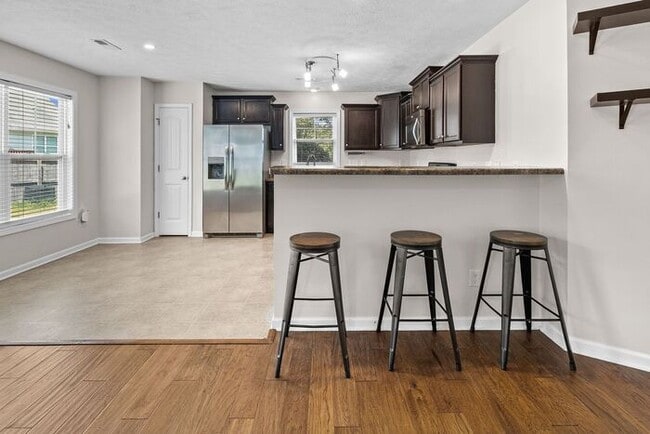 Building Photo - Well-Maintained 3 Bedroom, 2 Bath Home