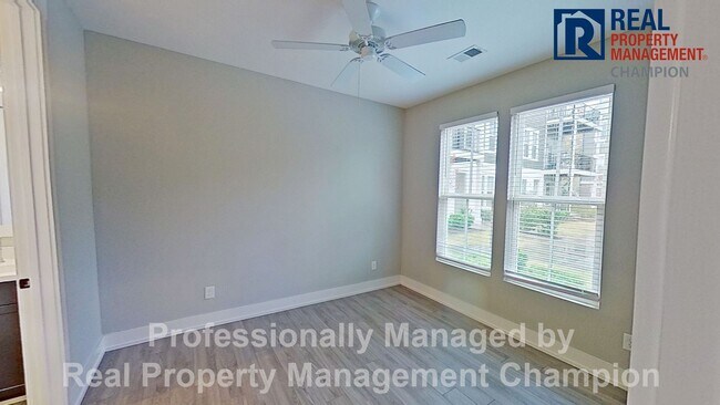 Building Photo - Bright & Open End Unit Townhome