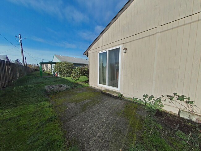 Building Photo - Comfortable 2 Bedroom Duplex with Garage ~ Albany