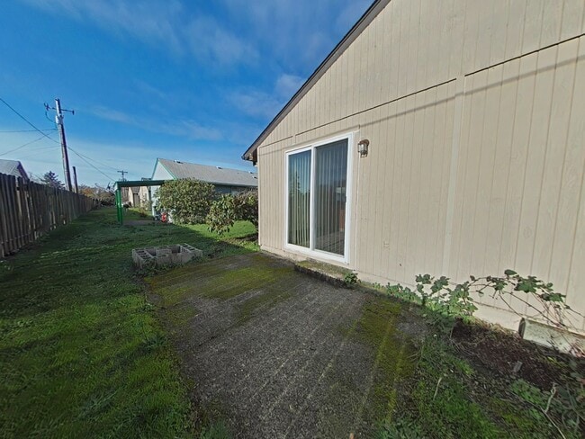 Building Photo - WINTER SPECIAL ~ $645 OFF FIRST MONTH RENT