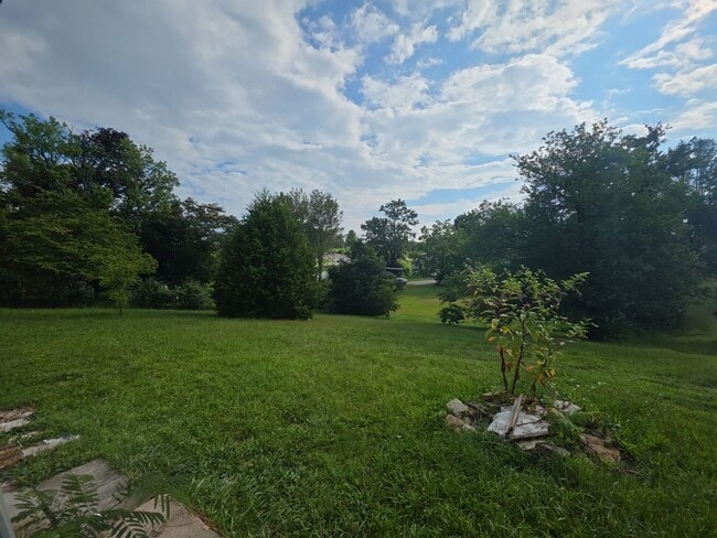 Building Photo - Single-Level 3 Bedroom Home with Hardwood Floors, Stainless Appliances, and Backyard in Crossville