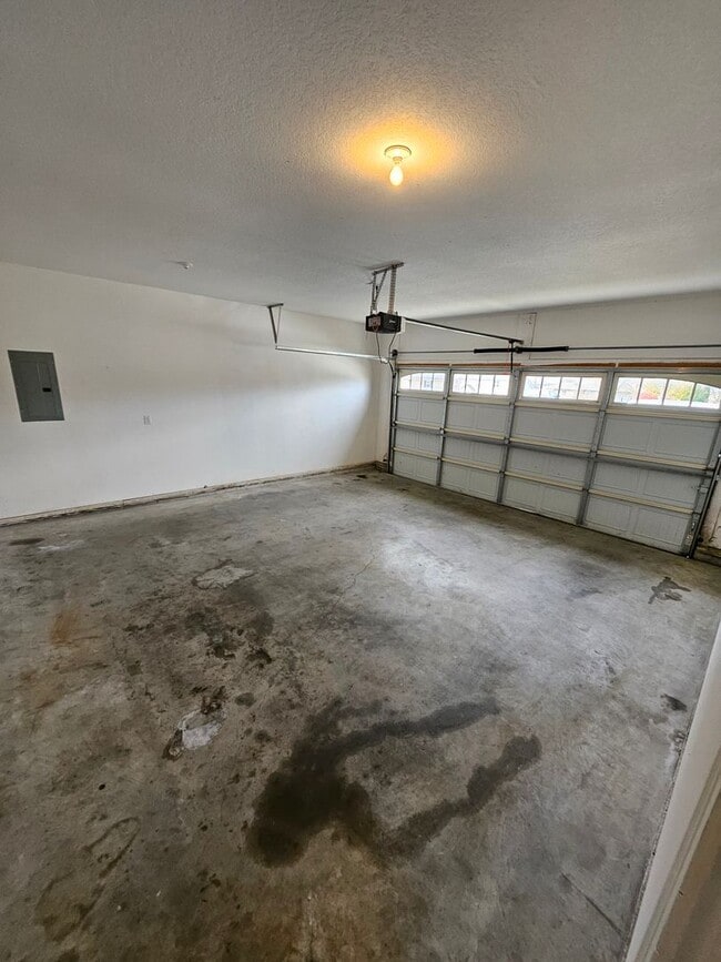 Building Photo - 3 Bedroom 2 Bath 2 Car Garage House.  Walking Distance to the Medical School