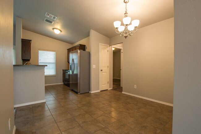 Building Photo - Beautiful 3 Bed 2 Bath Home in Moore School District!