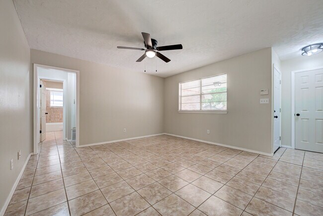 Building Photo - 1627 Surrey Dr