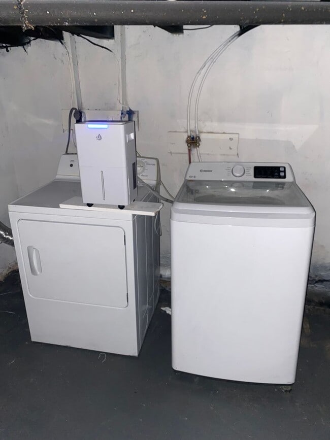 Building Photo - 170 W Thelma St