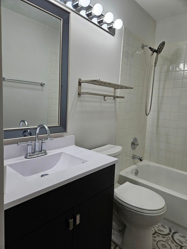 Building Photo - 947 Cross Creek Dr N