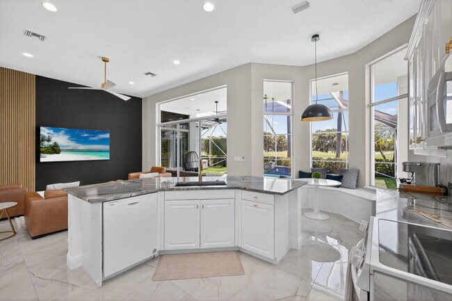 Building Photo - 6778 Oakmont Way