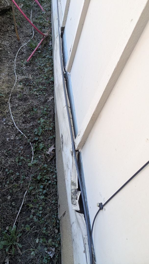 Building Photo - 806 S Saville Ave